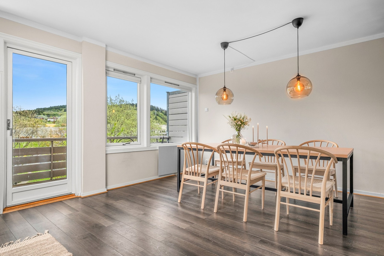 God plass til en stor spisegruppe. Galleribilde