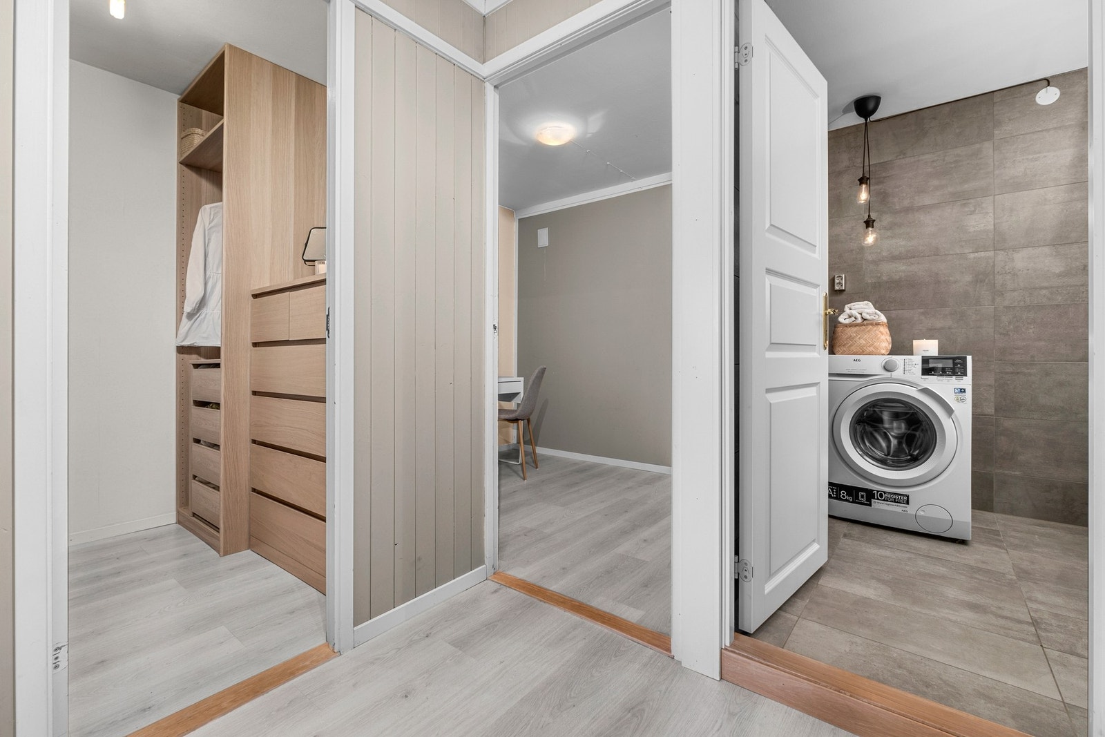 Gode oppbevaringsmuligheter i sokkeletasje med 2 boder. Galleribilde