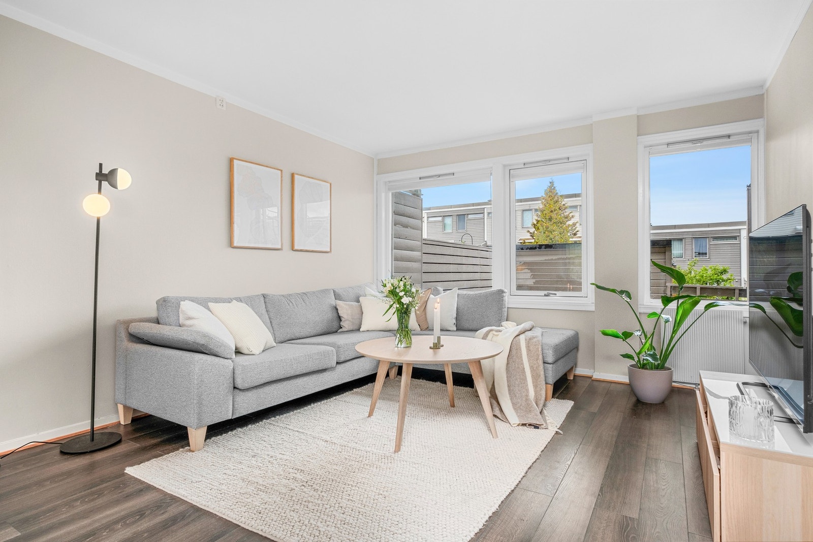 Store vindusflater på stue som slipper mye naturlig lys inn i rommet. Galleribilde