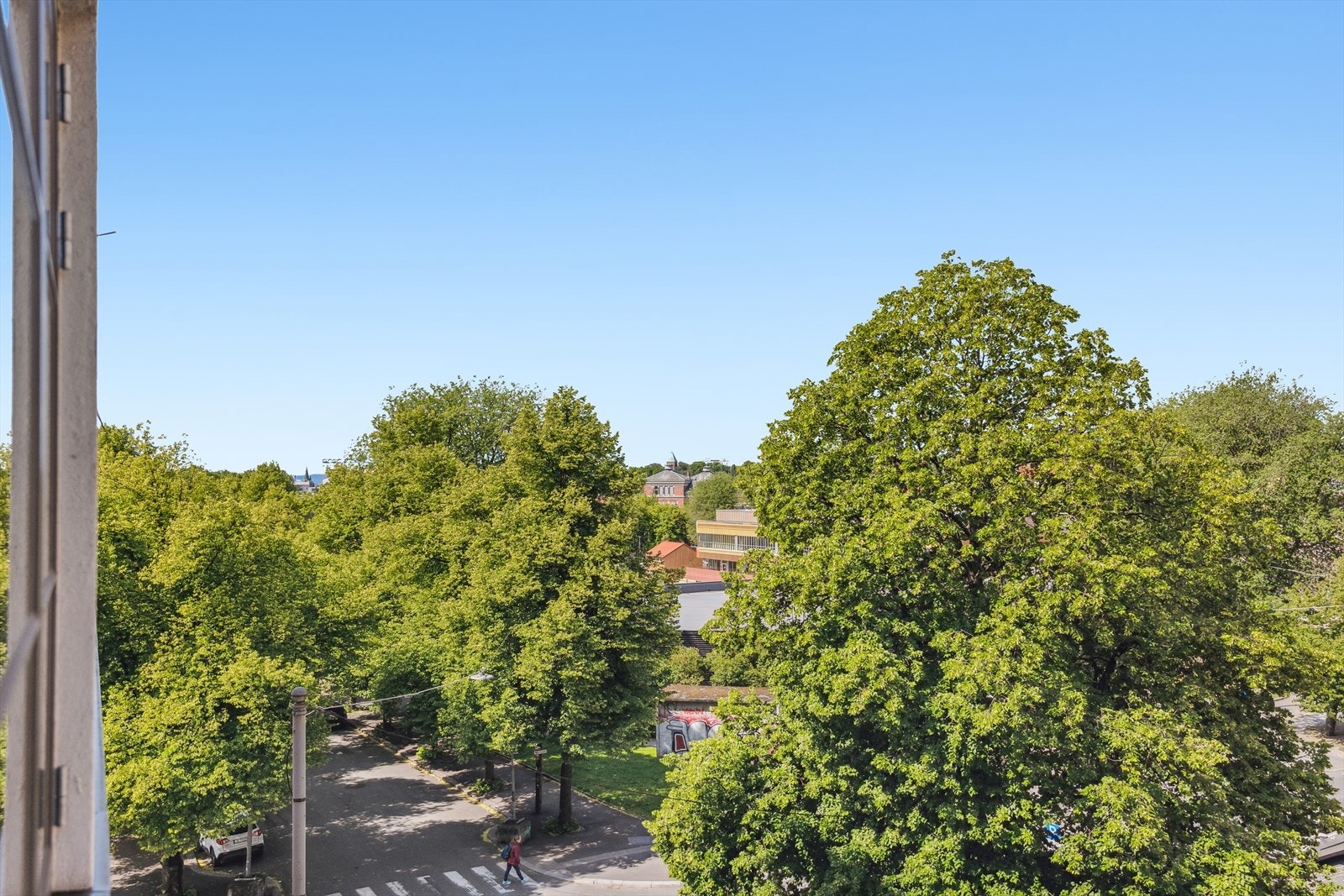 Grønn og åpen utsikt rett utenfor - en herlig kombinasjon av byliv og naturnærhet. Galleribilde