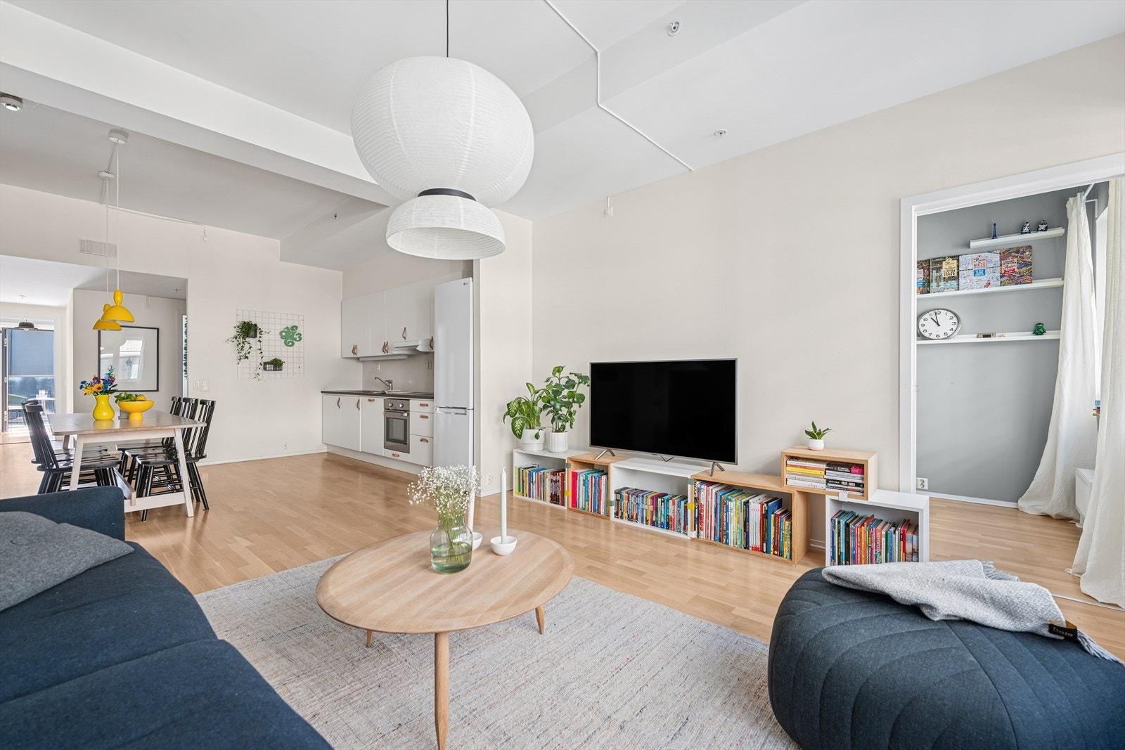 I stuen er det plass til hyggelig sofakrok, ønsket medie- og oppbevaringsmøblement, samt et romslig spisebord. Galleribilde