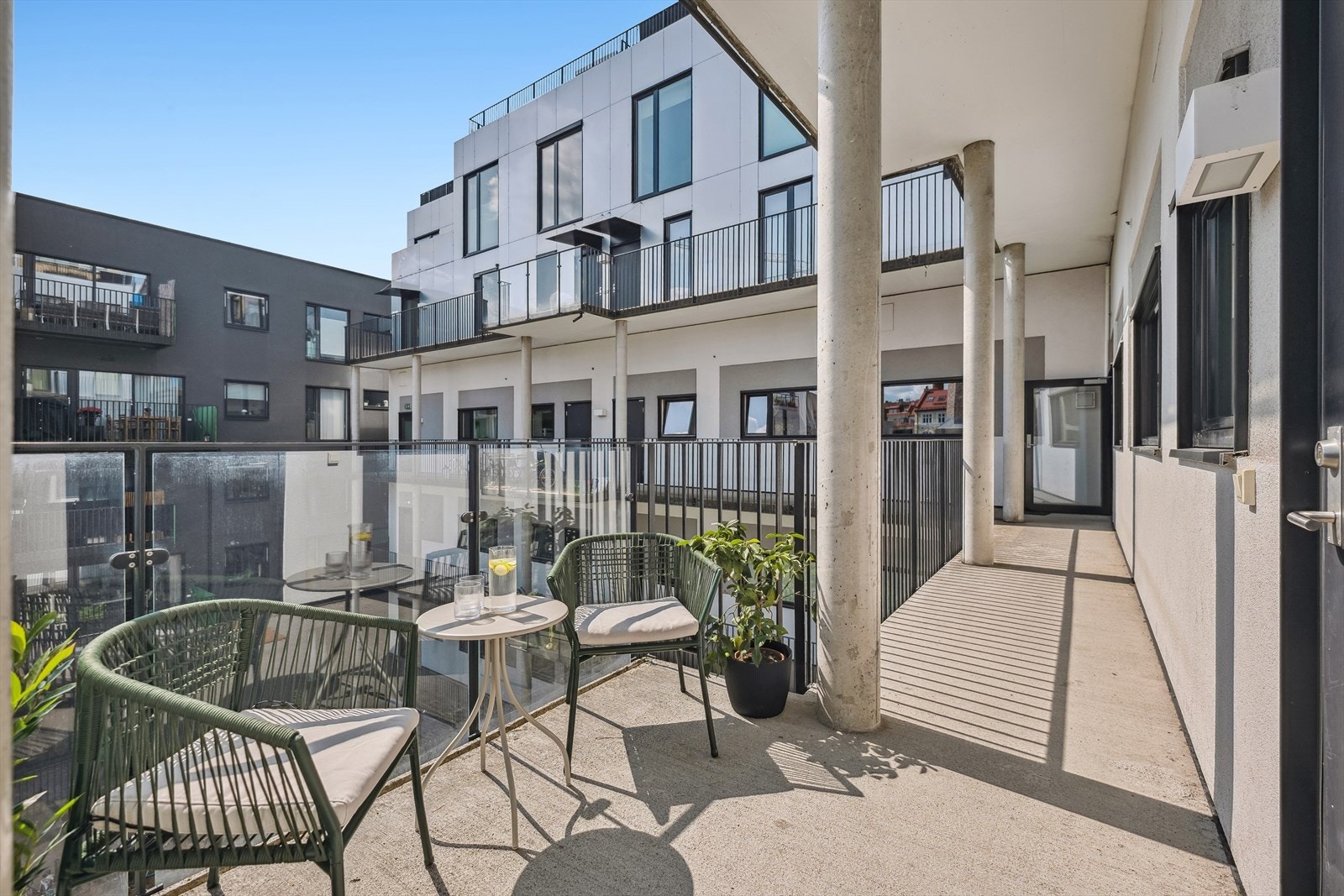 Romslig og skjermet uteplass med plass til både sittegruppe og beplantning - her er det enkelt å skape sitt eget lille fristed. Galleribilde