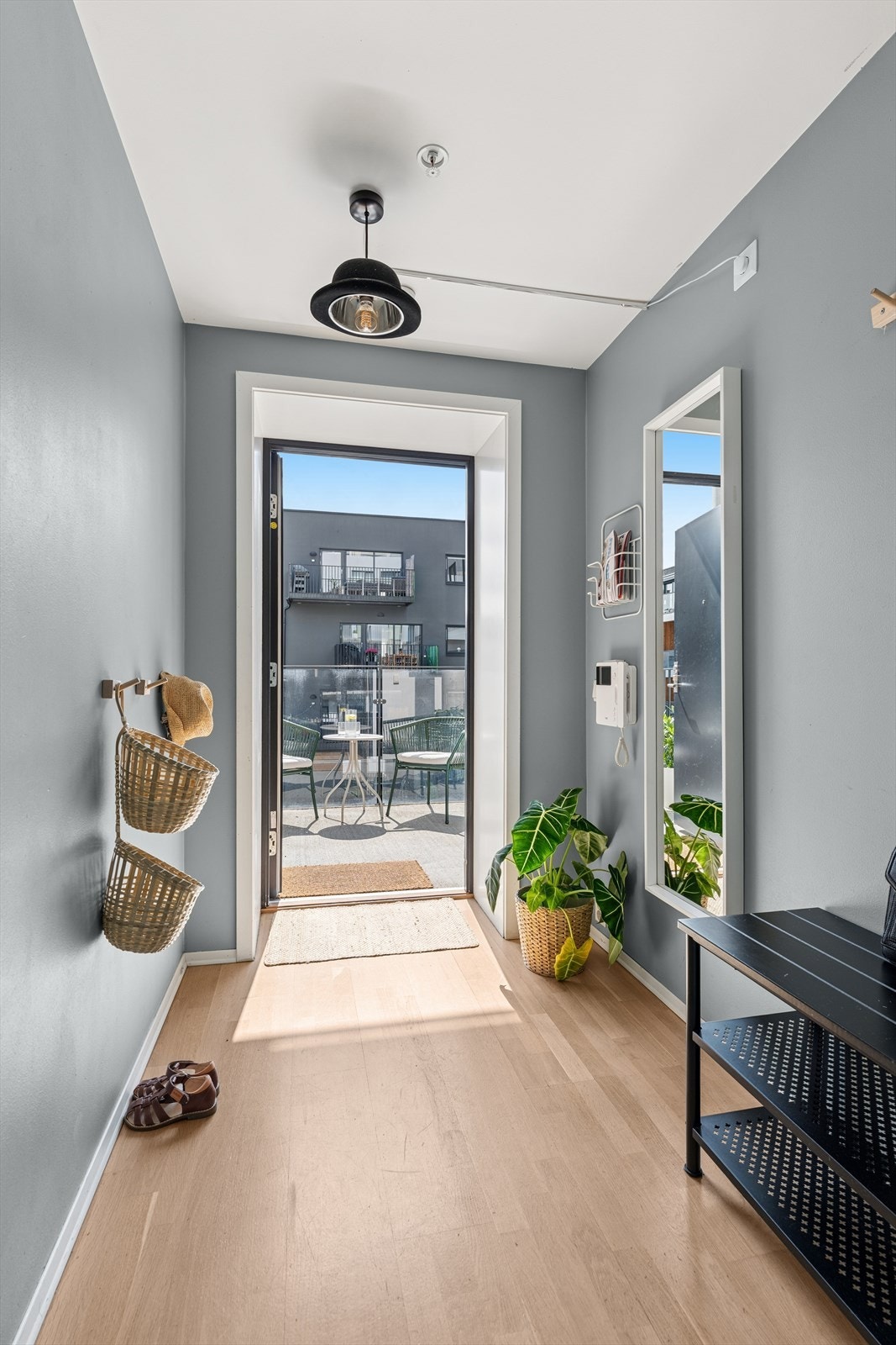 Lys og innbydende sone med direkte utgang til solrik svalgangbalkong - perfekt for å ta morgenkaffen med ut i frisk luft. Galleribilde