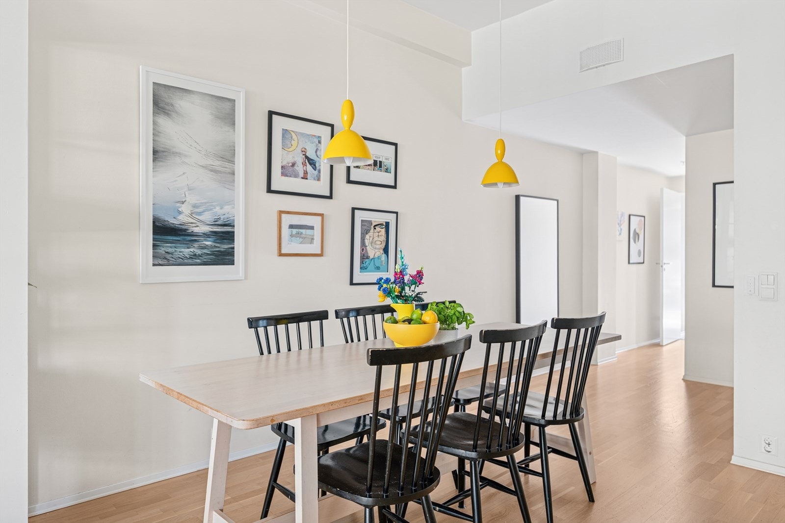 Lys og trivelig spiseplass med god takhøyde og plass til hele familien - et naturlig samlingspunkt i hjemmet. Galleribilde