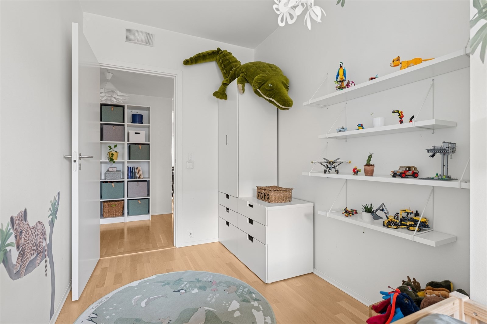 Leiligheten byr på flotte kvaliteter som store vinduer, gode oppbevaringsmuligheter og en barnevennlig planløsning. Galleribilde