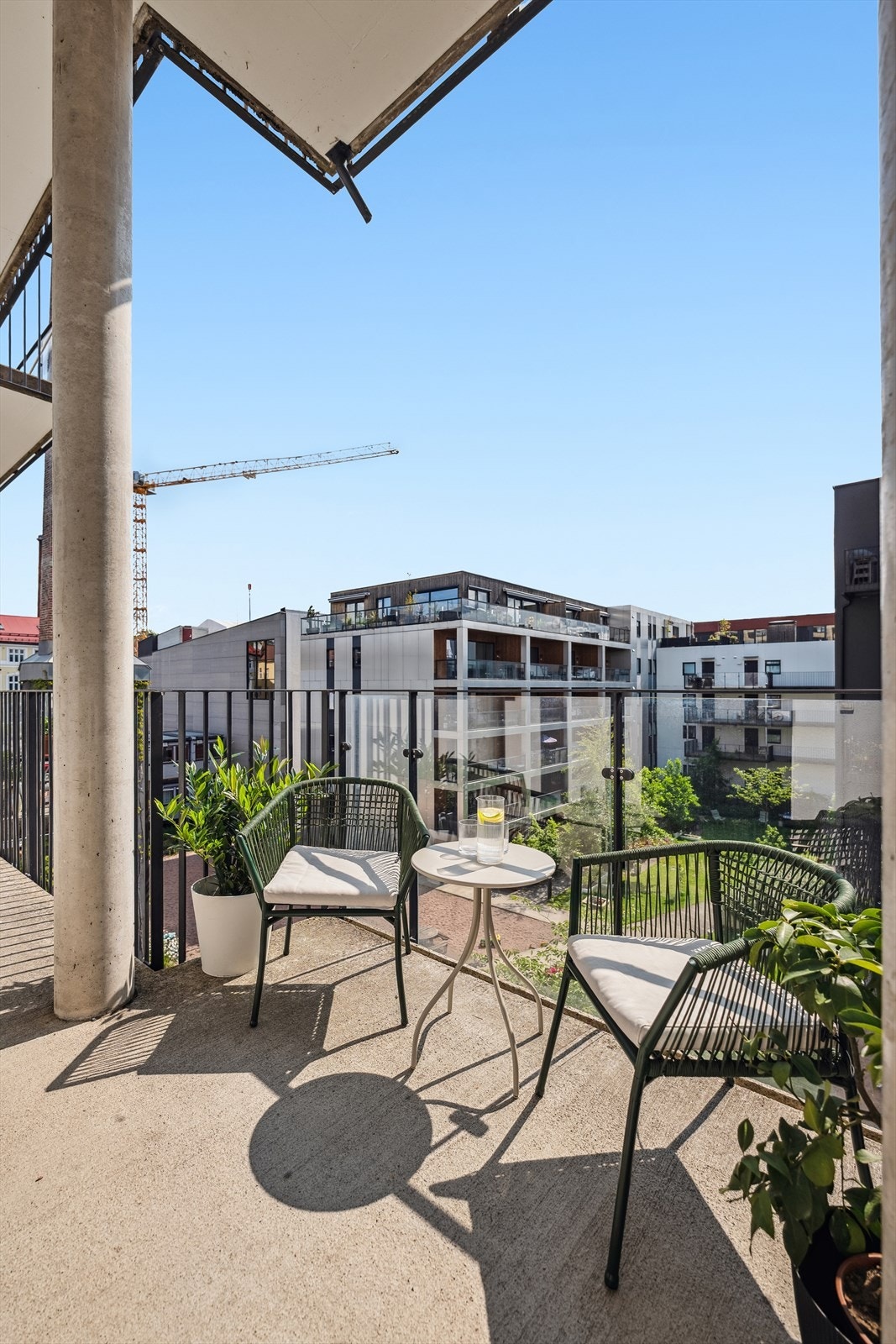 En perfekt plass for rolige stunder med utsikt mot nabolaget - her kan morgenkaffen nytes i fred og ro. Galleribilde