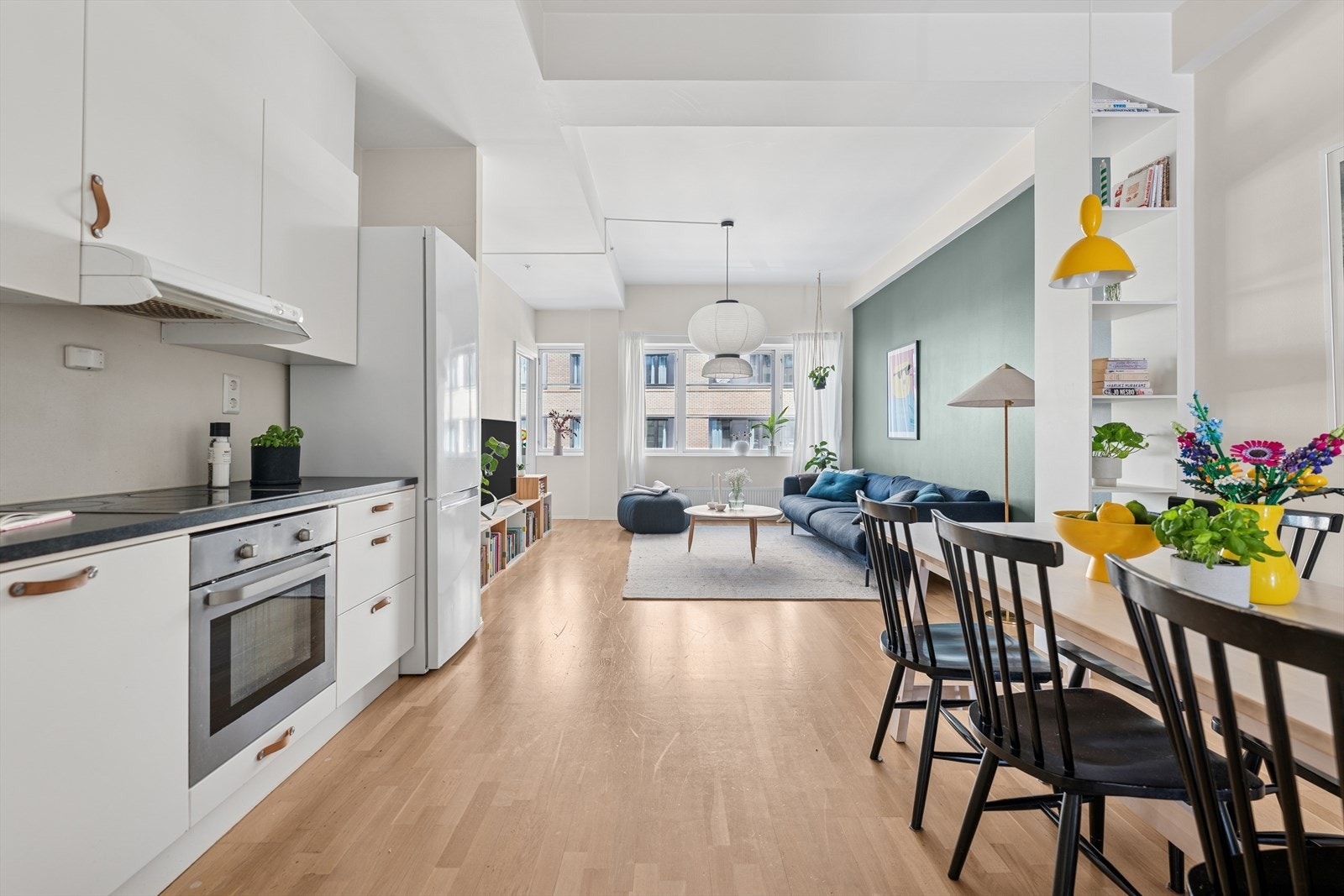 Leiligheten har en gjennomgående god standard med parkett på gulv(kan slipes) og slette, malte overflater. Galleribilde