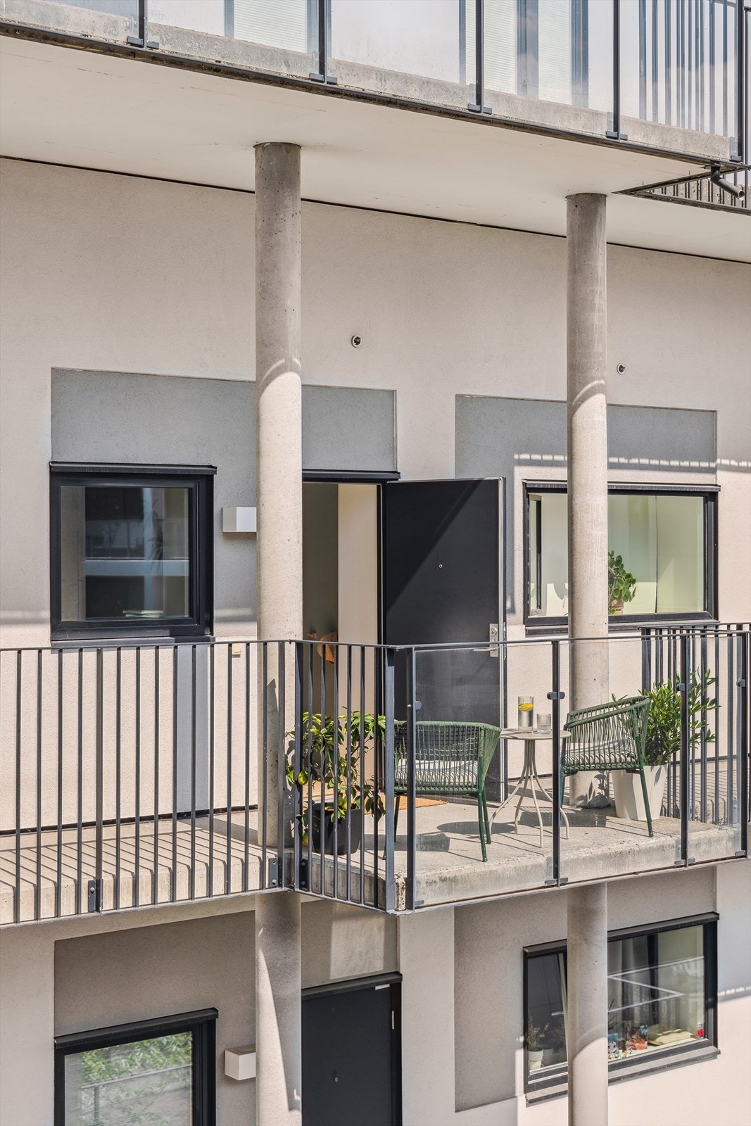 "Balkongen" vender inn mot rolig bakgård og er skjermet fra trafikk og støy Galleribilde