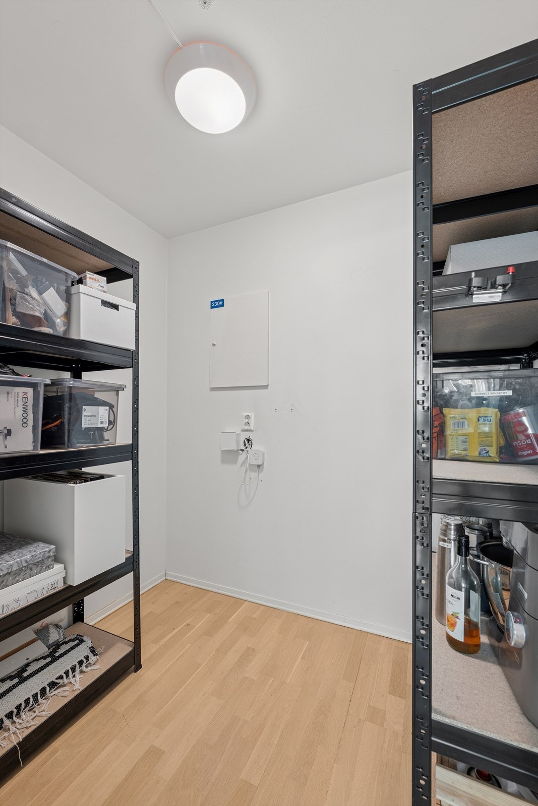 Den store boden kan benyttes som garderobe for oppbevaring av klær og sko. Galleribilde