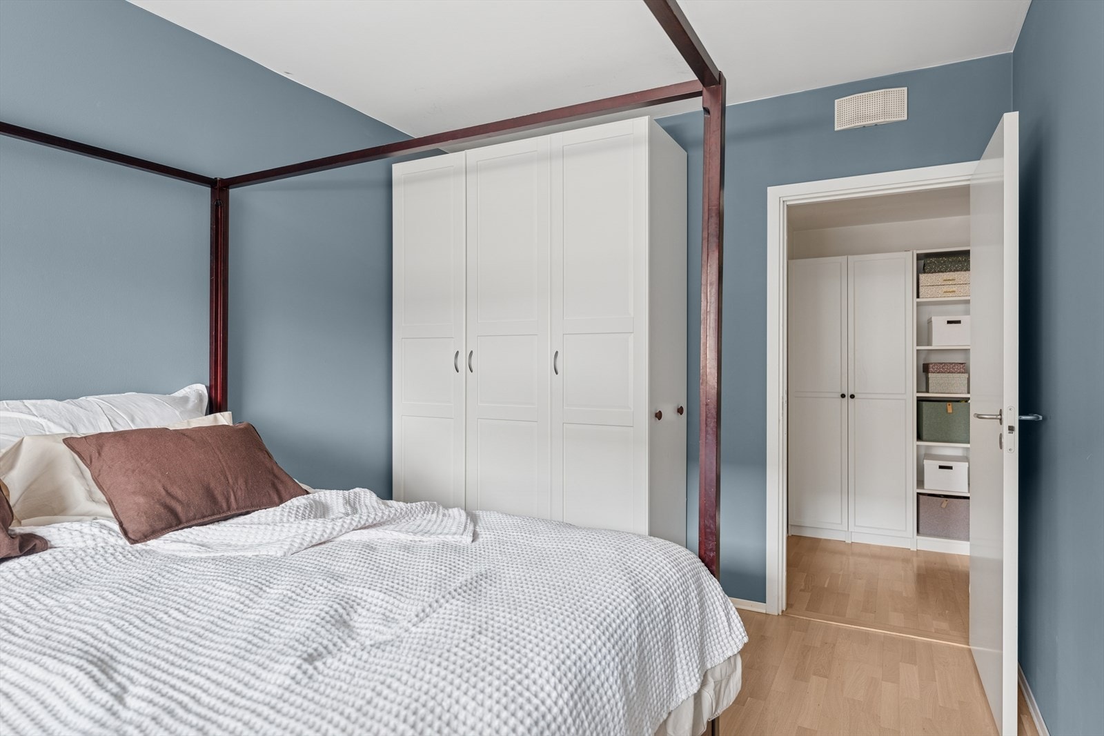 Hovedsoverommet har god plass til stor dobbeltseng. Galleribilde