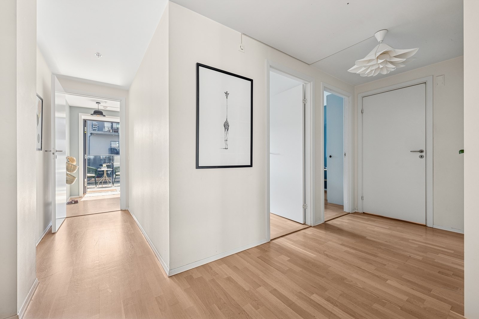 Romslig "mellomgang" som skiller stue/kjøkken sonen mot bad og soverom. Gir ekstra rom for innredning og oppbevaring Galleribilde