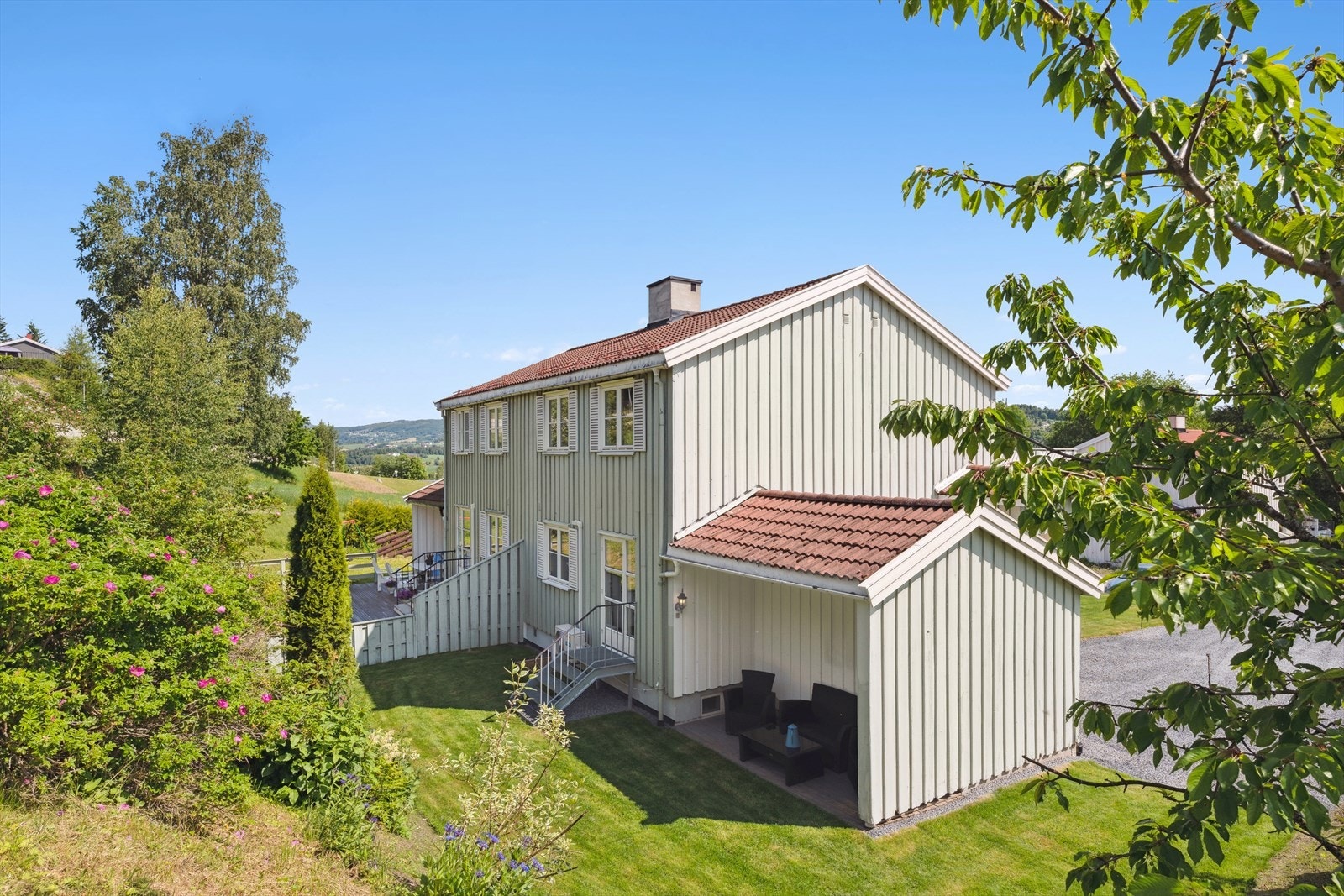 Privat hage og uteområde på baksiden av eiendommen Galleribilde