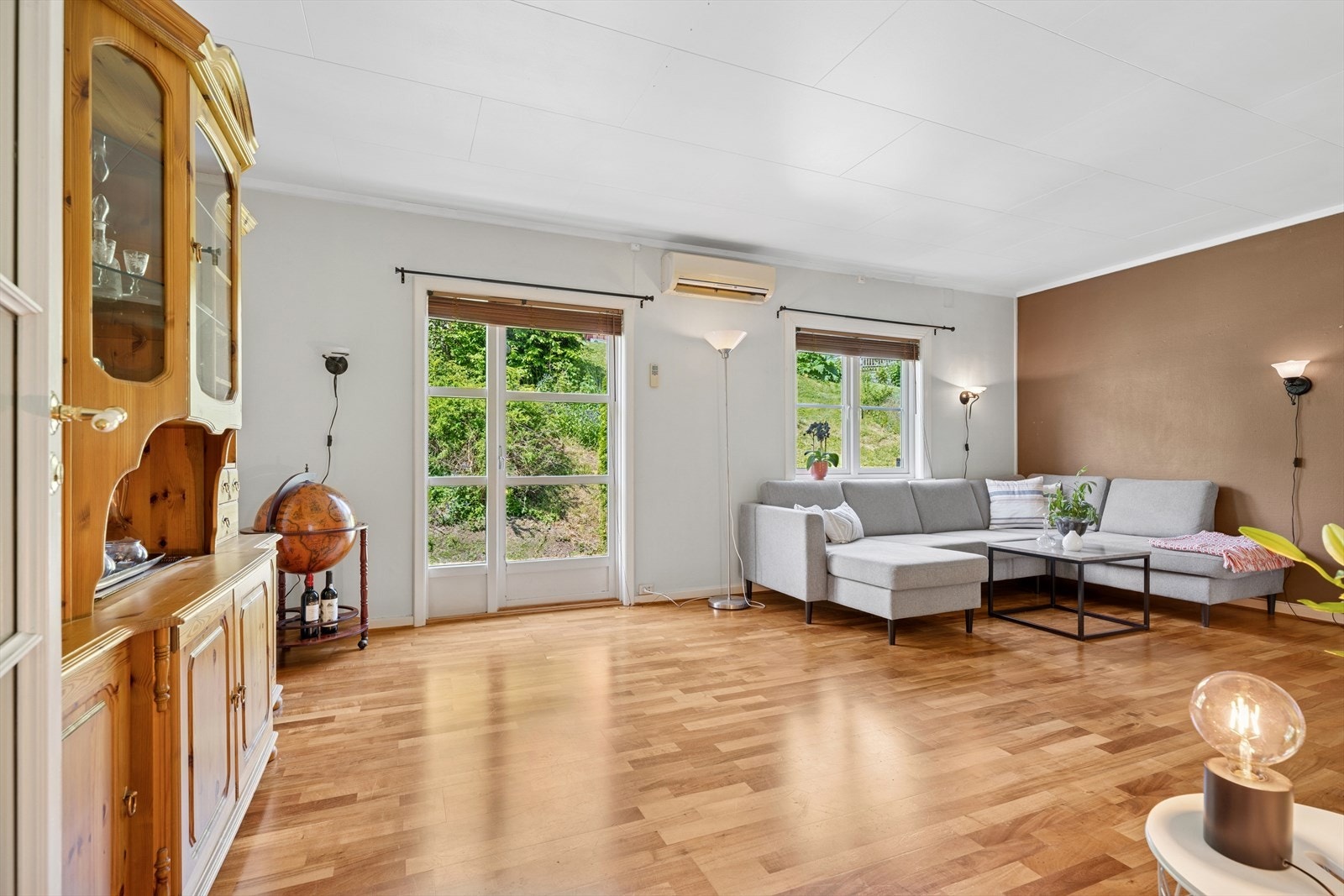 Av oppvarminsmuligheter er det både peis og varmepumpe i stua. Galleribilde