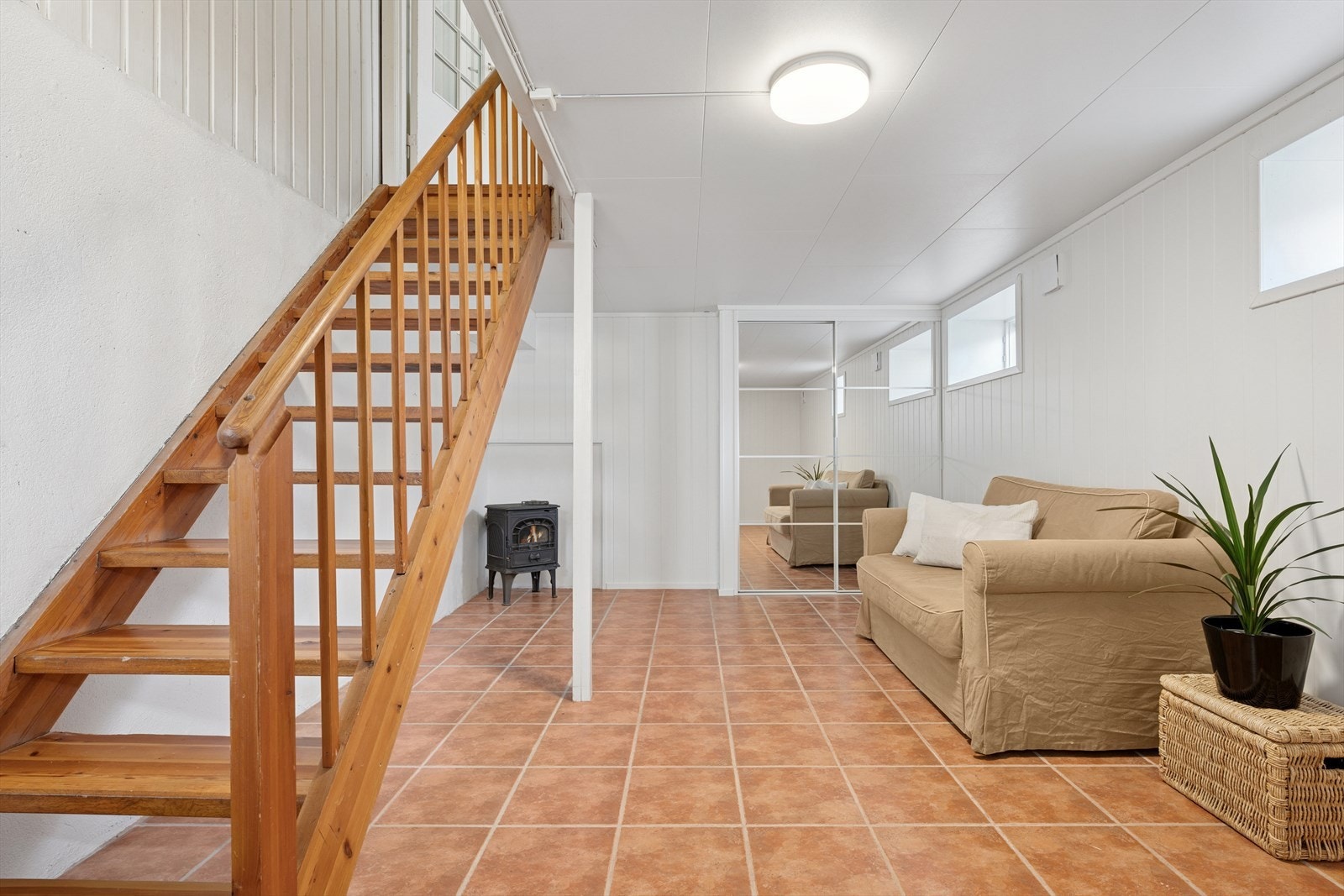 Disponibelt rom i underetasjen, benyttet som kjellerstue Galleribilde