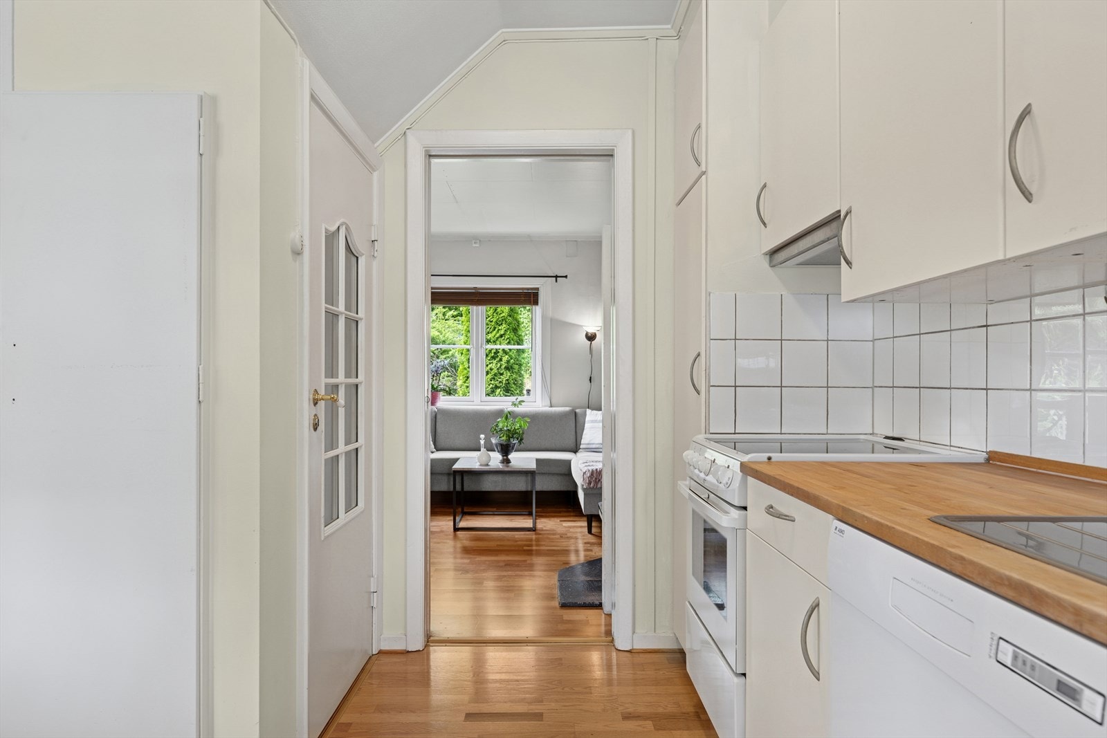 Adkomst til kjøkkenet fra både entré og stuen Galleribilde