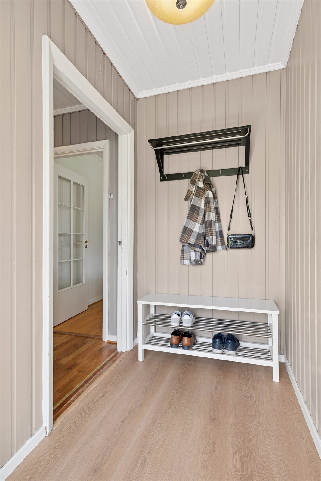 Du ønskes velkommen inn i en lys entré, her er det godt med plass til å henge fra seg ytterbekledningen! Galleribilde