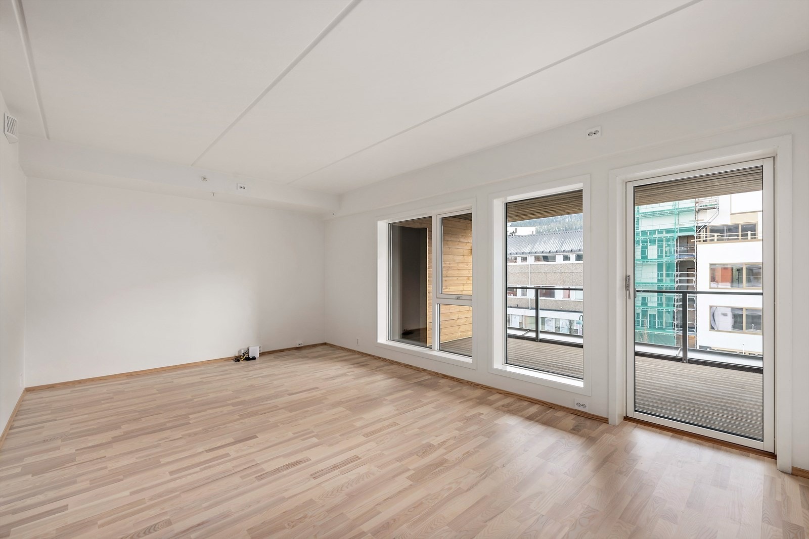 Fra stua er det utgang til en lun veranda. Galleribilde