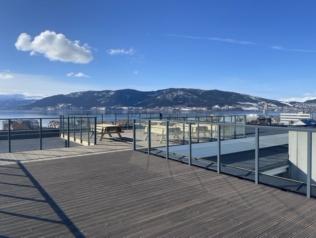 Selgers bilde tatt fra den felles takterrassen som alle beboerne kan benytte seg av. Galleribilde