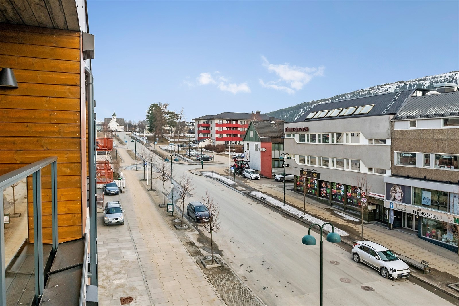 Sentrum av Mo m/omegn byr på et rikt service- og kulturtilbud samt flere kjøpesenter, nisjebutikker, kaféer, restauranter, helsetjenester, badeland, idrettshaller/-arenaer, barnehager, skoler, høgskoler m.m. Galleribilde
