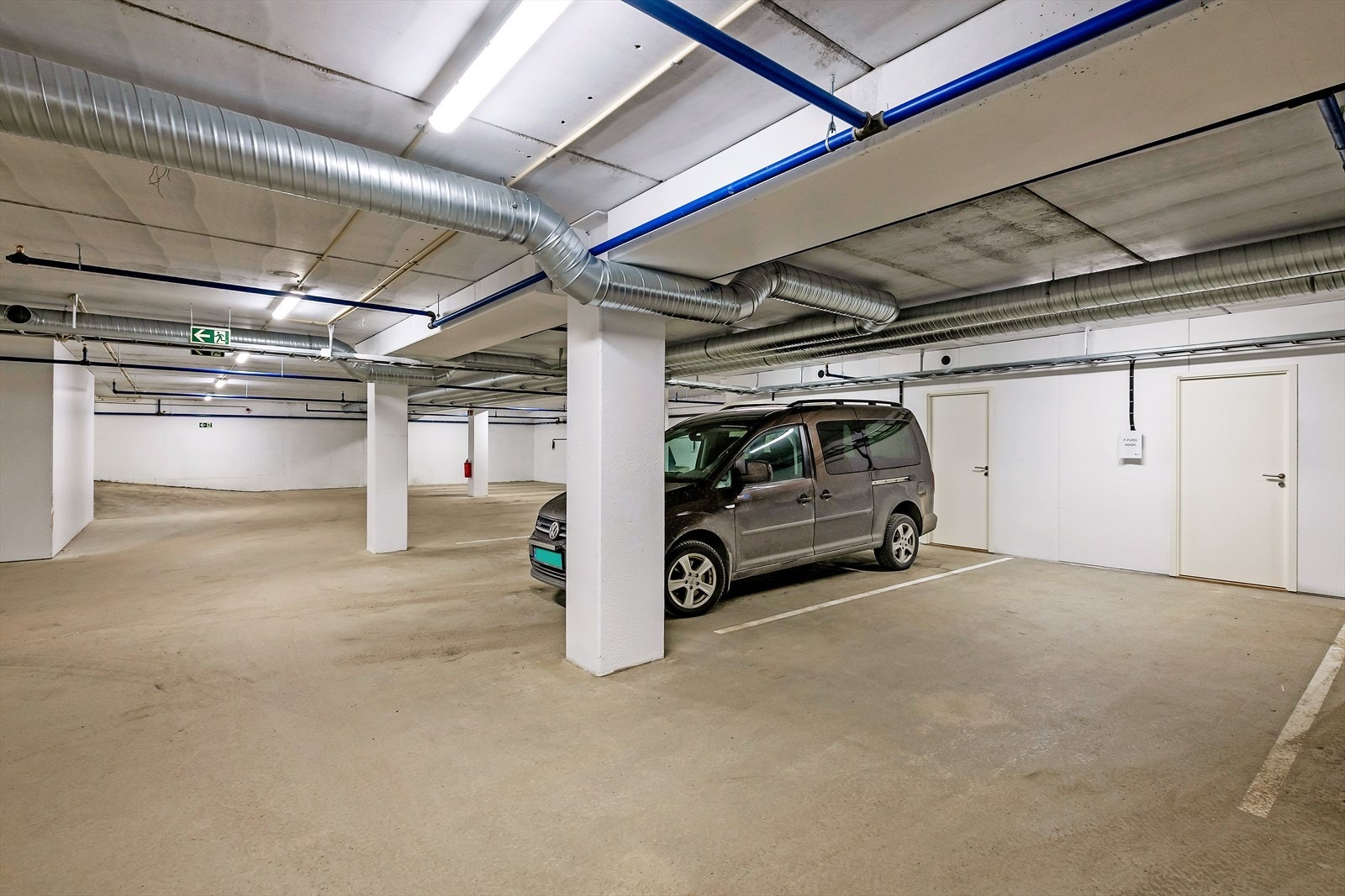 Med andelen følger fast parkeringsplass med egen, lukket bod i bakkant. Galleribilde