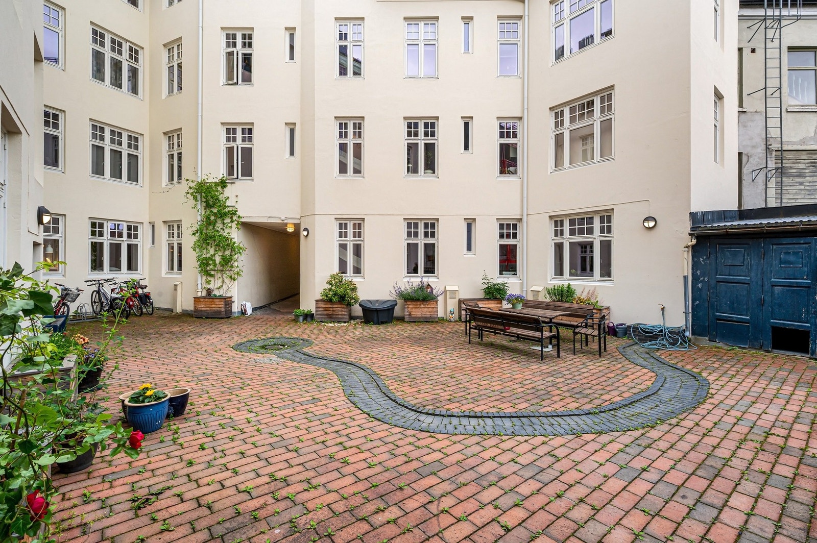 Flotte fellesarealer i rolig bakgård. Galleribilde