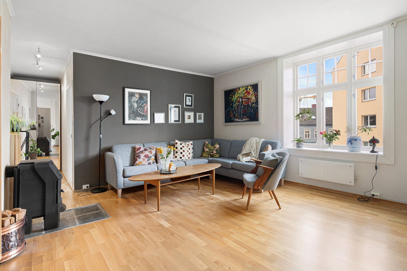 Store vindusflater gir rikelig med naturlig lys. Galleribilde