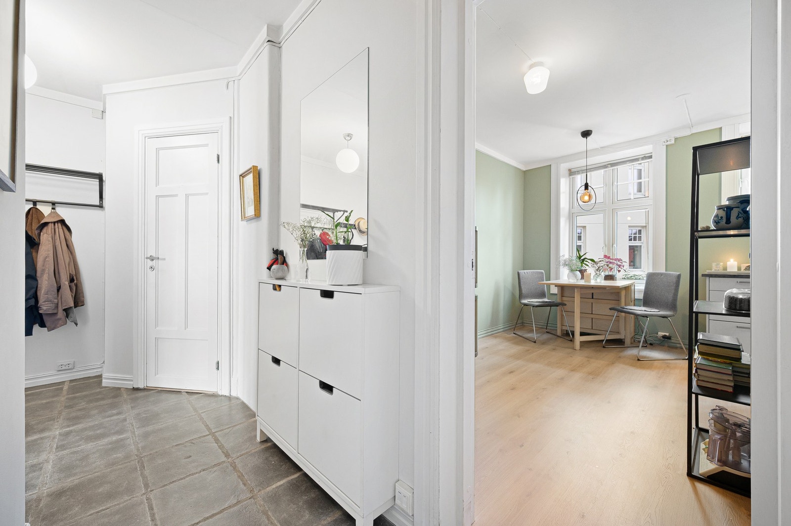 Romslig og innbydende entré med god plass til sko- og yttertøy. Galleribilde