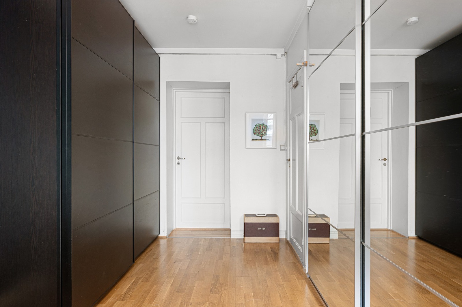 Det er rikelig av skapplass på soverom 1. Galleribilde