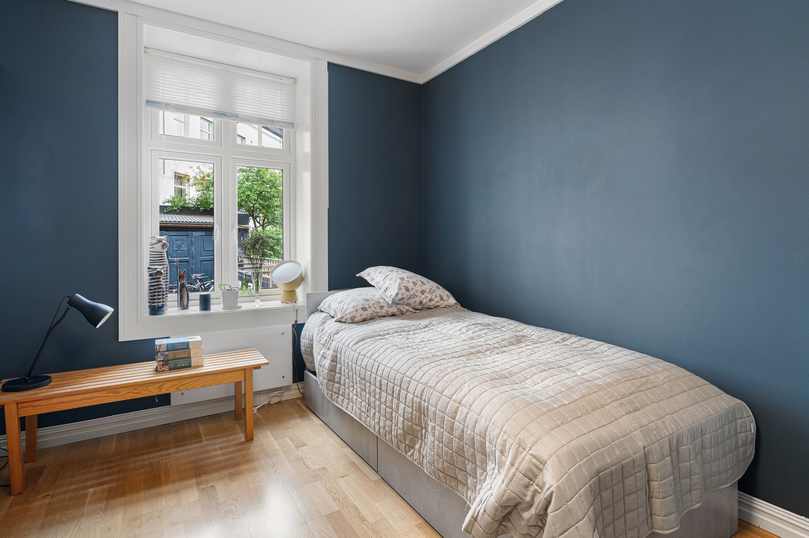 Begge soverommene er malt i tidsriktige farger. Galleribilde