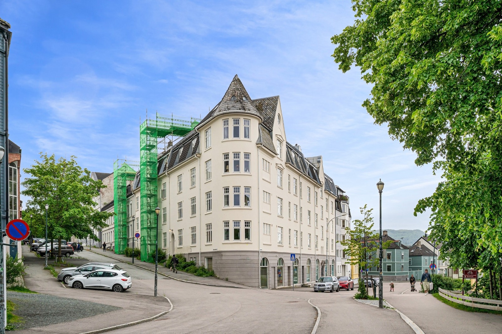 Leiligheten har en sentral beliggenhet på Lademoen i et populært boligområde, med soneparkering i gate etter gjeldende bestemmelser. Galleribilde