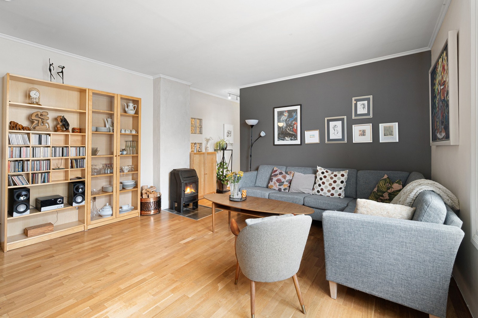 Delikat stue med god plass til stor sofagruppe. Vedovn er med på å skape en lun stemning i boligen. Galleribilde