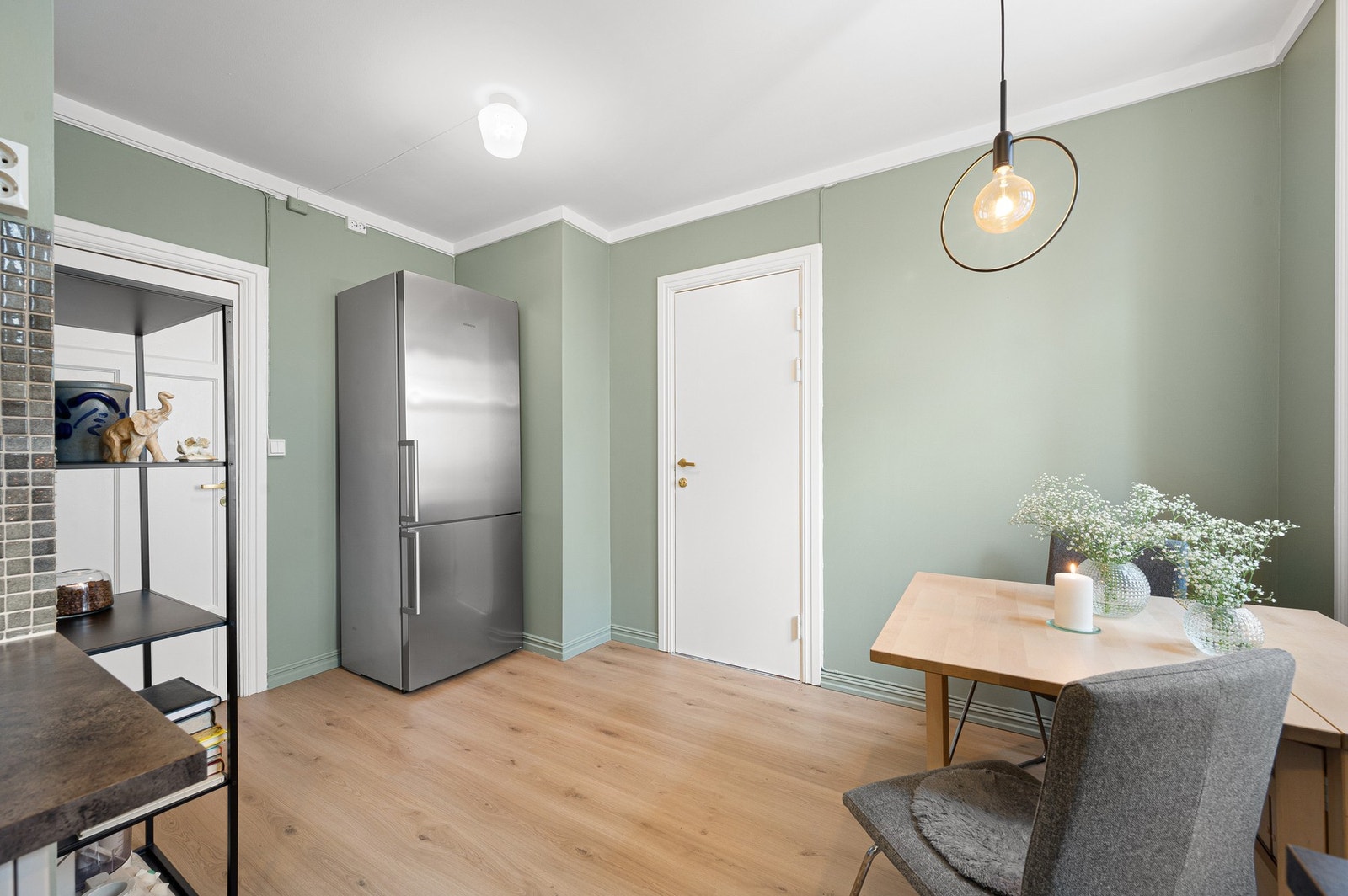 Kjøkkenet er adskilt fra stue, noe som gir flere gode soner i boligen. Galleribilde