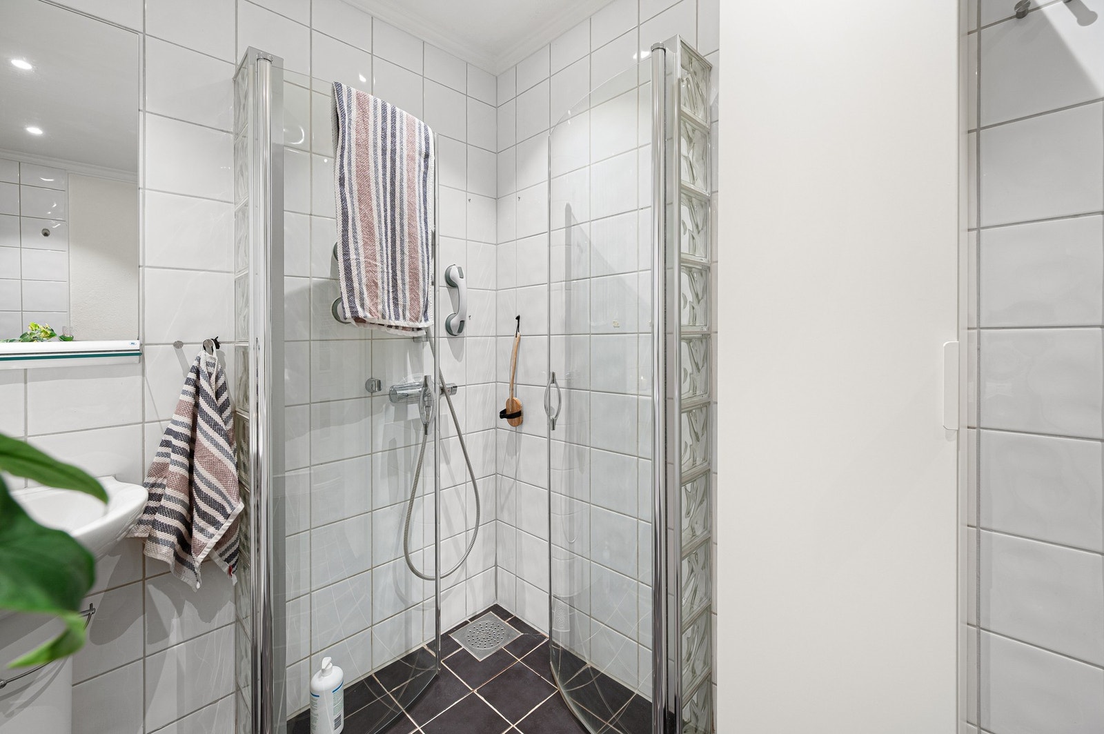 Lyst og flott baderom på 6,7 kvm. Galleribilde