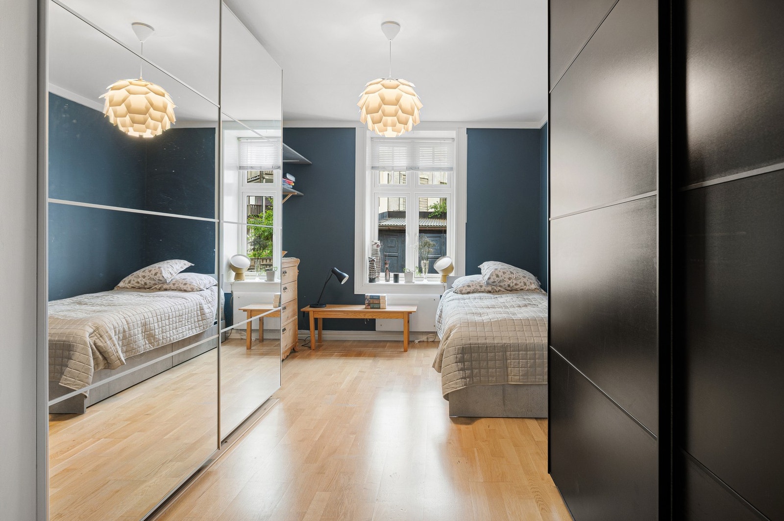 Soverom 1 er på hele 14,4 kvadratmeter, med god plass til seng, og øvrig møblement. Galleribilde