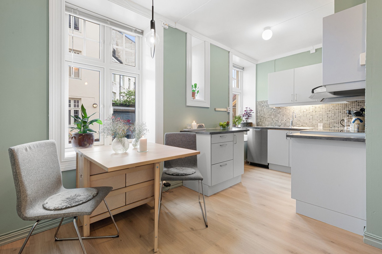 Lyst og innbydende kjøkken med store vindusflater, og rikelig av skap- og benkeplass. Galleribilde