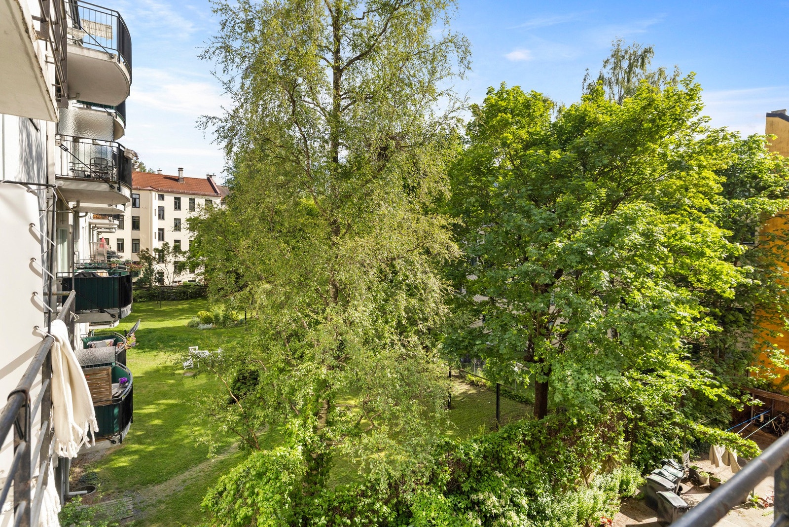 Fra balkongen har du hyggelig utsyn til bakgården. Galleribilde