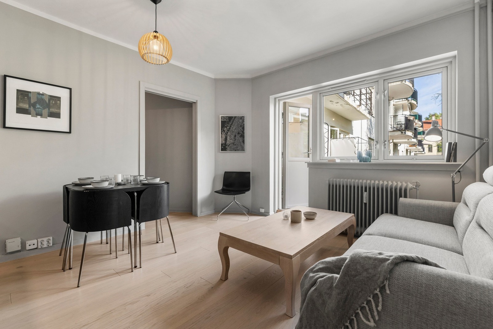 Stue med naturlig plass for sofa- og spisegruppe. Galleribilde