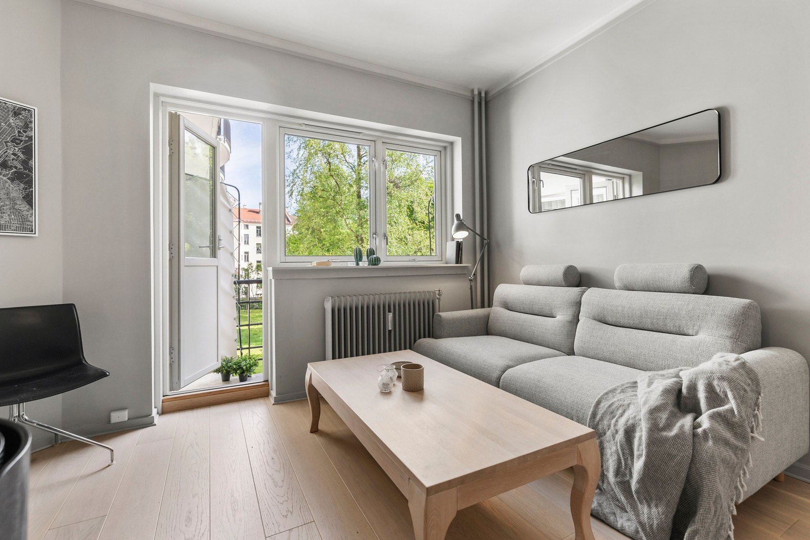 Store vindusflater slipper rikelig med naturlig lys inn og skaper en hyggelig atmosfære. Galleribilde