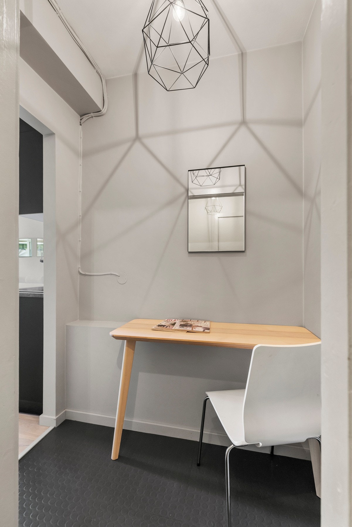 Entré/gang med plass til arbeidsbord. Galleribilde