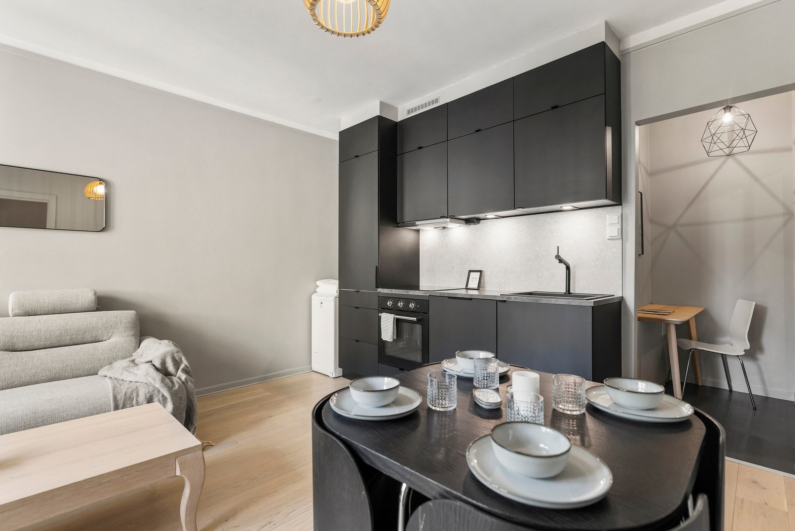 Stue og kjøkken i åpen moderne løsning. Galleribilde