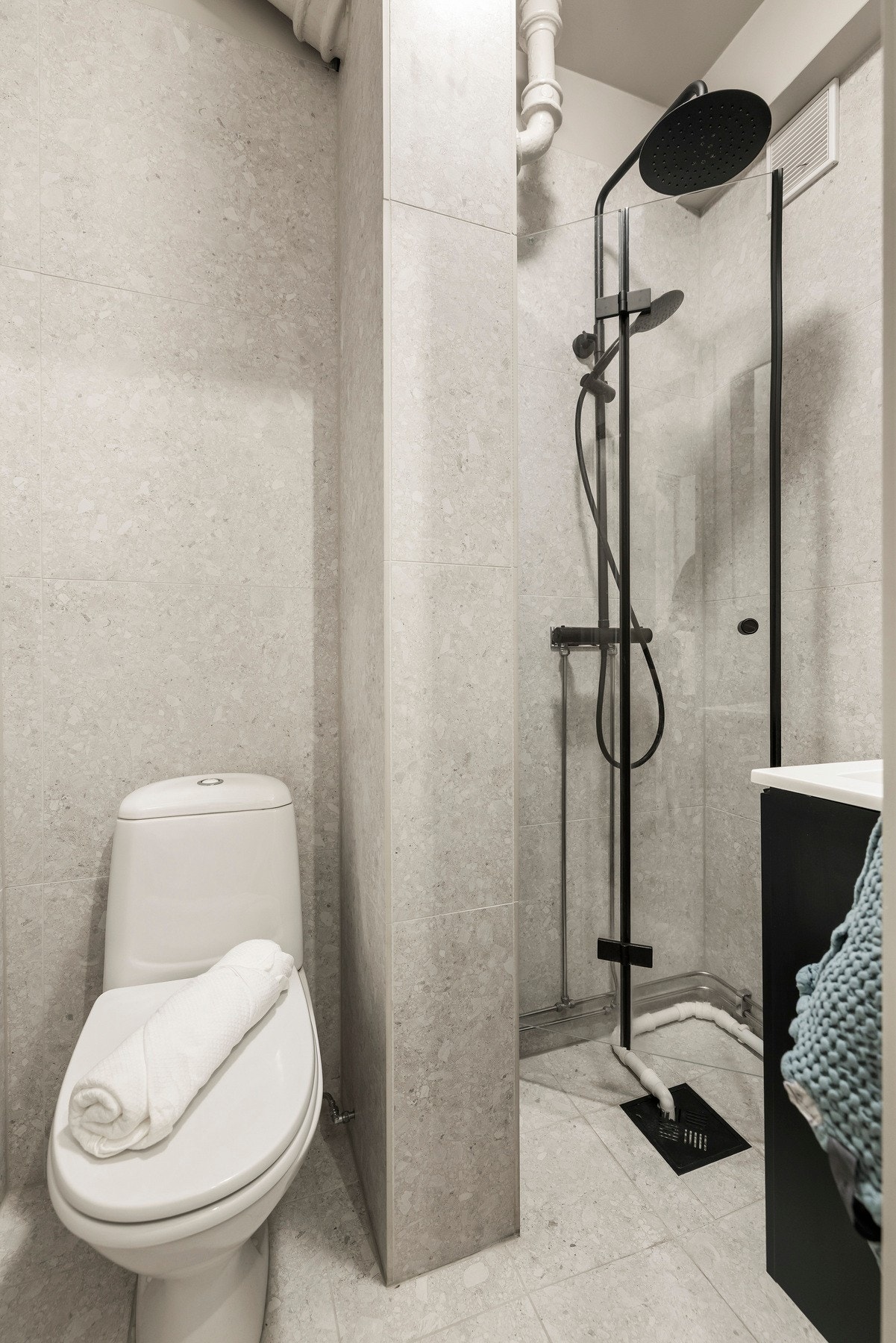 Delikat og pent flislagt bad. Pusset opp i 2020 med nye fliser, ny baderomsinnredning og ny smøremembran. Galleribilde