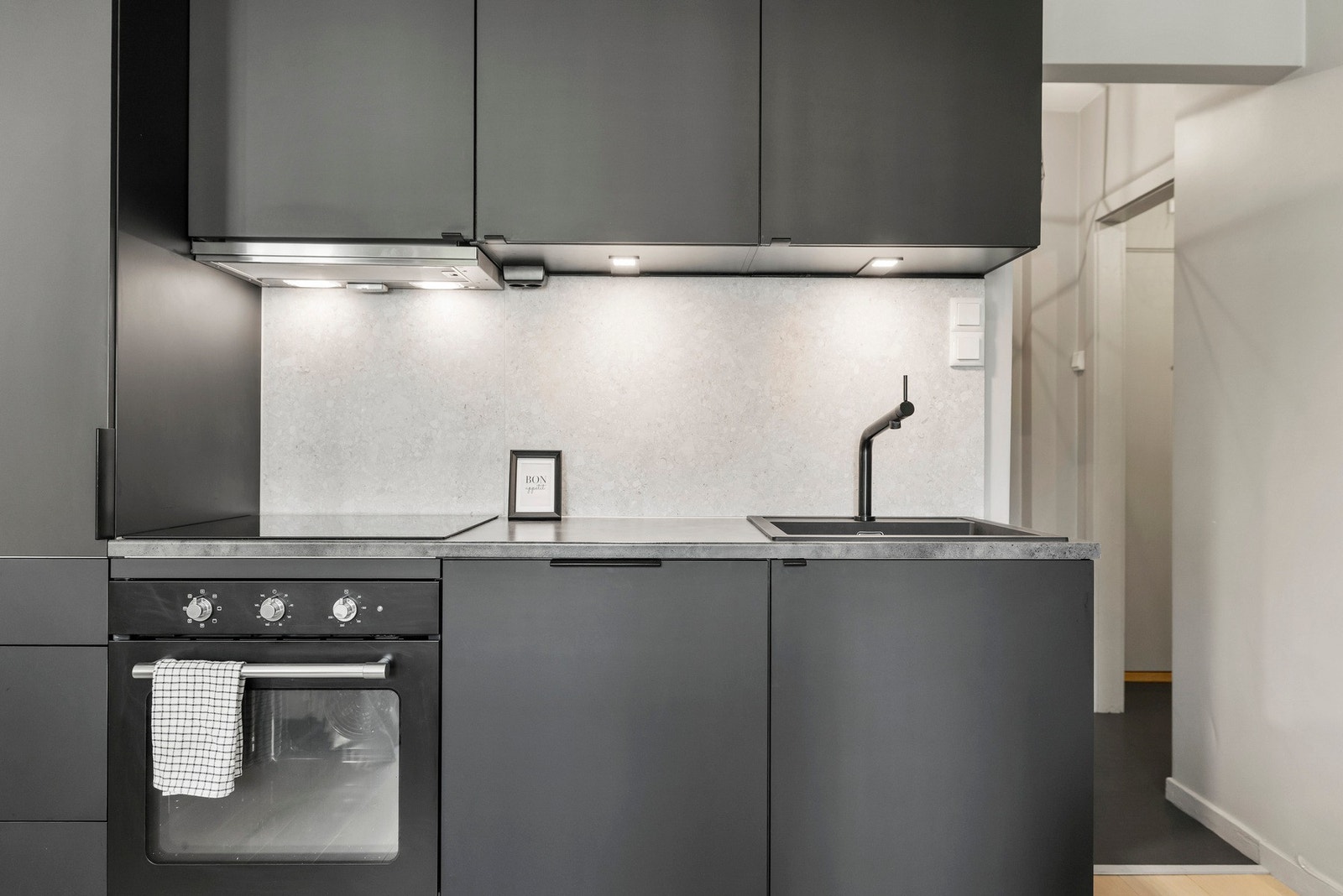 Nyere Kvik kjøkken fra 2020 med integrert kjøl/frys, oppvaskmaskin og oppvaskmaskin. Galleribilde