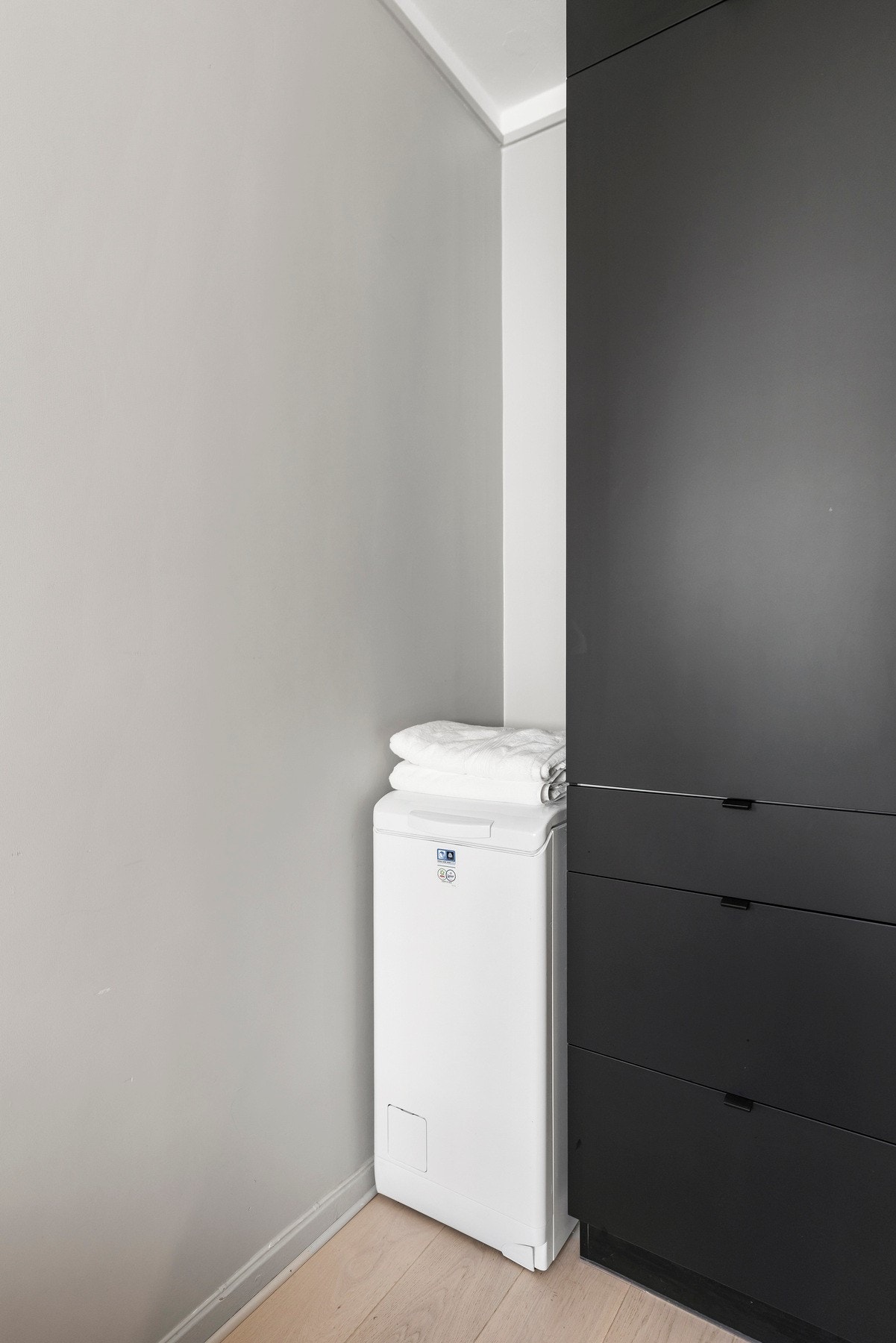 Plass og opplegg for vaskemaskin på kjøkken. Galleribilde