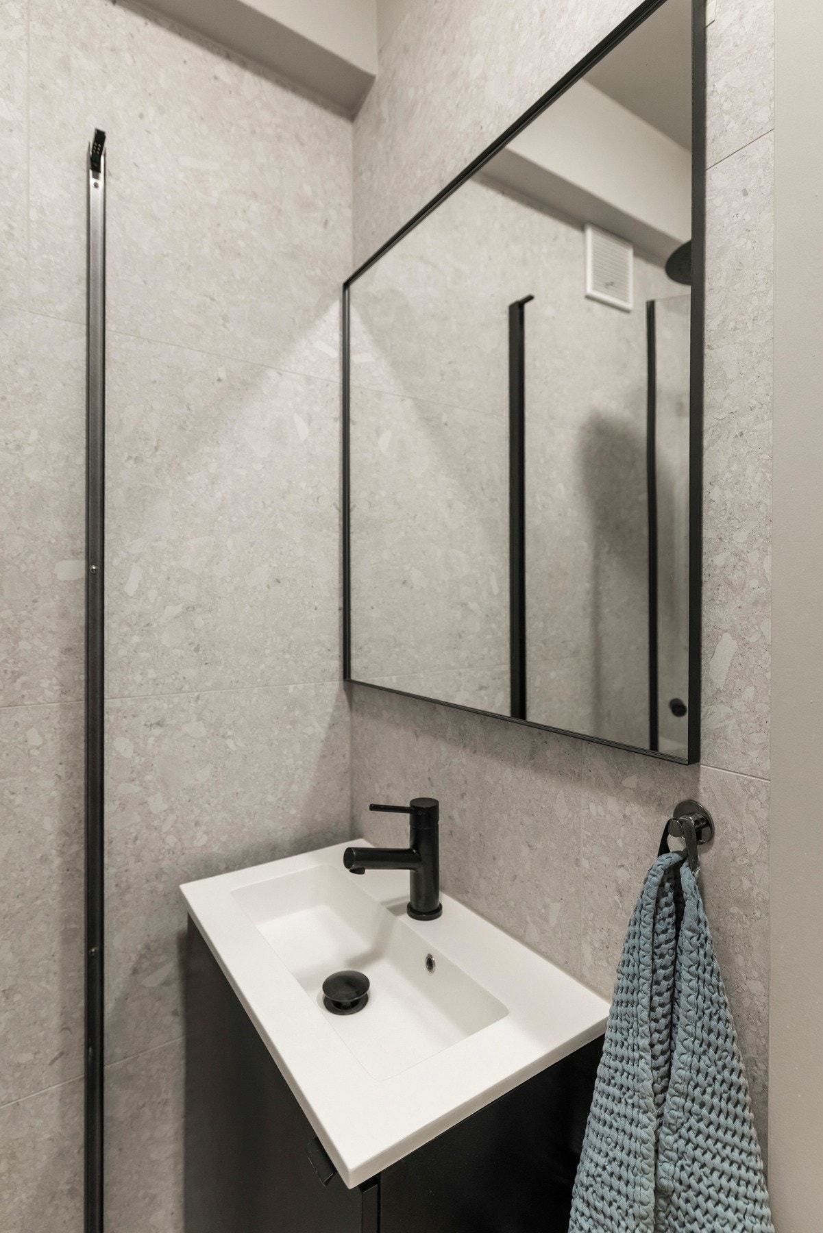 Delikat og pent flislagt bad. Pusset opp i 2020 med nye fliser, ny baderomsinnredning og ny smøremembran. Galleribilde