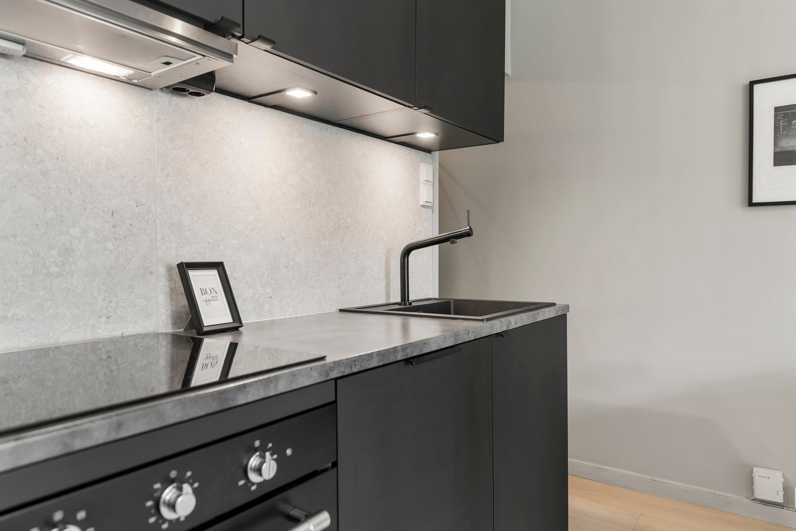 Nyere Kvik kjøkken fra 2020 med integrert kjøl/frys, oppvaskmaskin og oppvaskmaskin. Galleribilde