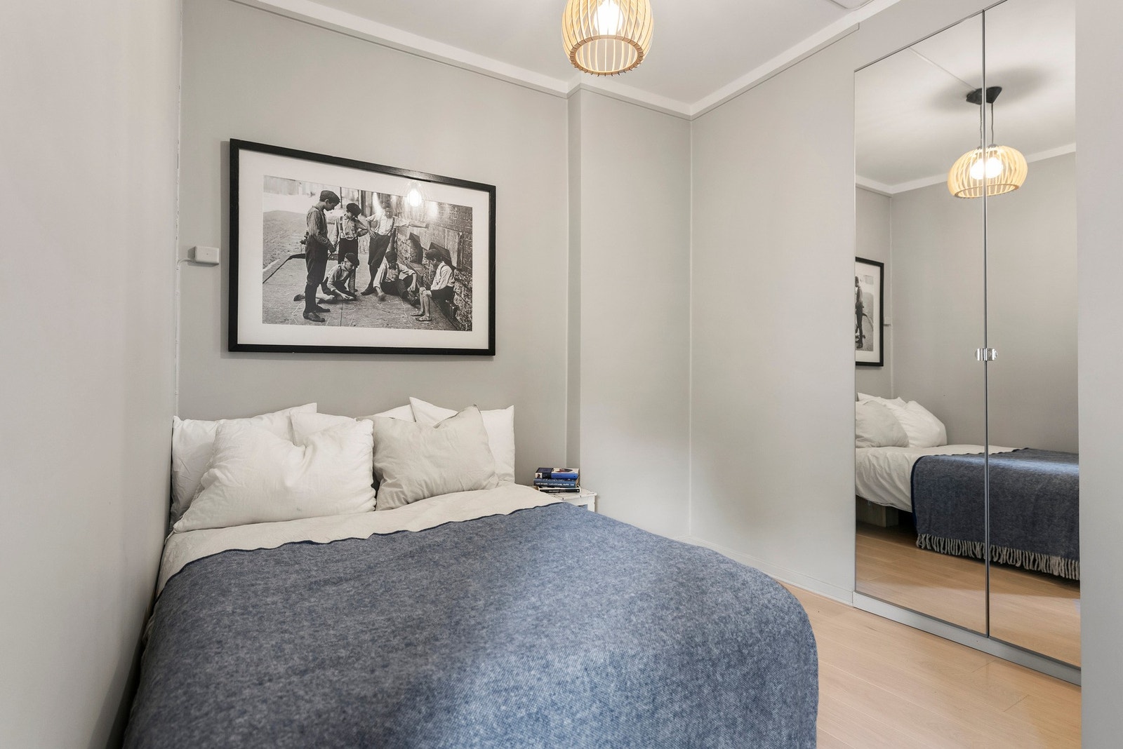 Sovealkove med plass til dobbeltseng og tilhørende gaderobeskap. Galleribilde