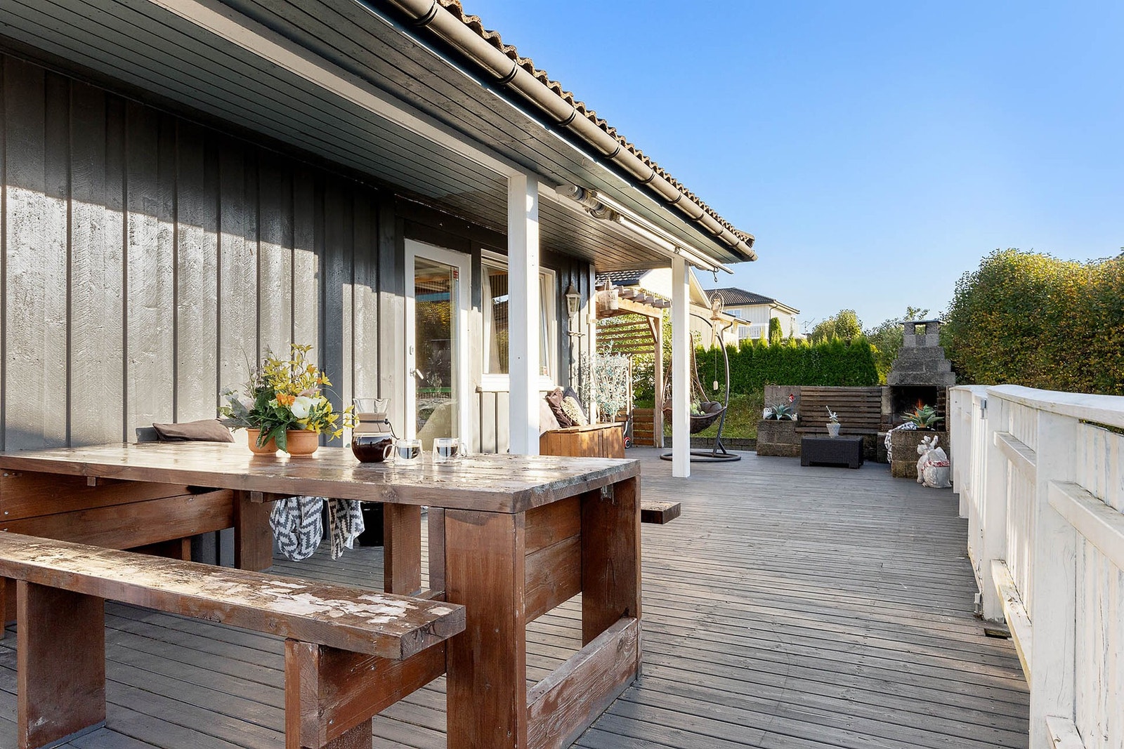 Terrassen er solrik og har god plass til utemøbler. Galleribilde