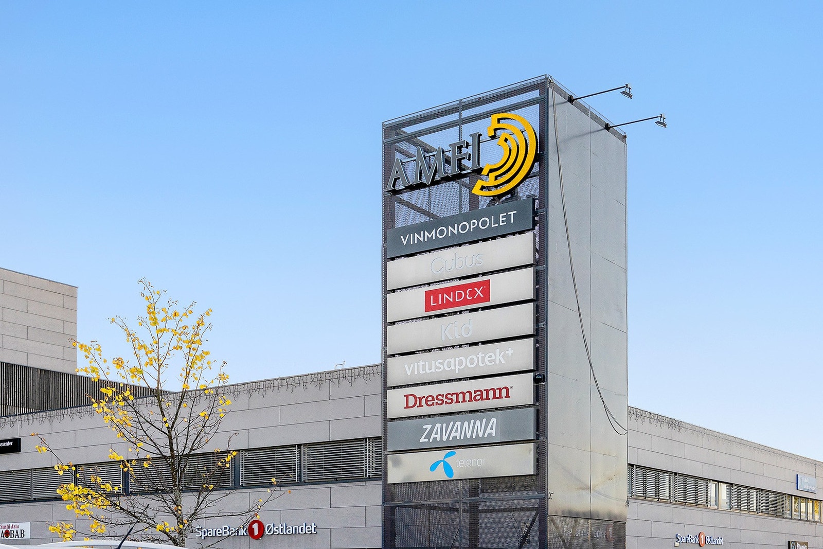 I området finnes det også andre handelsmuligheter som f.eks. Amfi som har over 50 butikker og spisesteder. Galleribilde