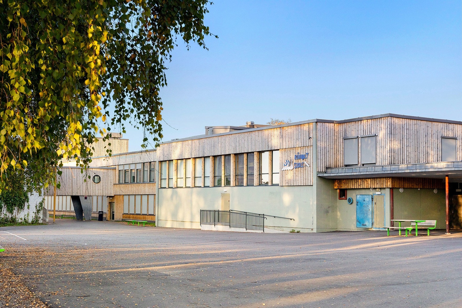 Råholt skole ligger i underkant av 3 minutters kjøretur unna. Galleribilde