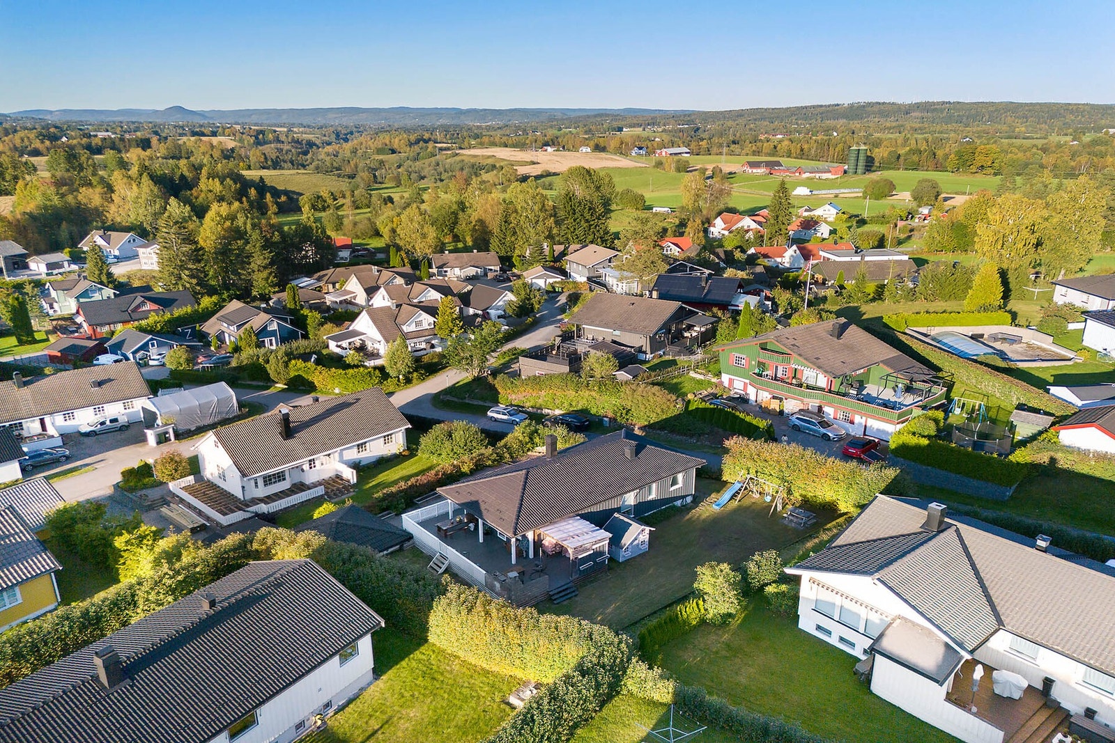 Her bor man i et trivelig og familievennlig nabolag i Råholt. Galleribilde